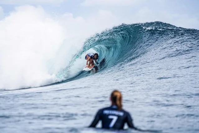 US Carolina Marks competes in the Outerknown Tahiti Pro 2022, the Women's WSL Championship Tour, in Teahupo'o, French Polynesia on August 16, 2022. The world's best women surfers returned to competition at “the world's heaviest wave” in Tahiti ending a 16-year absence and offering a preview of the 2024 Paris Olympics. For the first time since 2006, members of the women's World Surf League are competing in Teahupo'o, a wave respected and feared by boardriders worldwide. (Photo by Jerome Brouillet/AFP Photo)