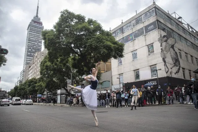 Dancers from the Ardentia dance company presented a ballet show on the streets of Mexico City, Mexico, 08 October 2022. A dozen dancers brought the ballet theater show “Giselle” with the aim of showcasing this art. (Photo by Isaac Esquivel/EPA/EFE)
