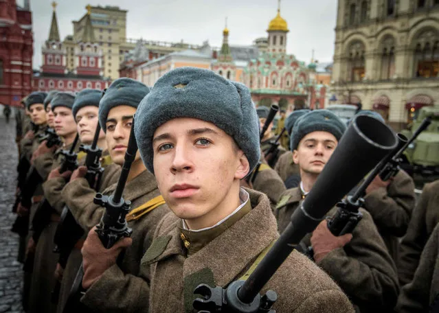 Russian soldiers rehearse ahead of a forthcoming parade on Red Square in Moscow on November 5, 2017 The event will take place on November 7, marking the 76 th anniversary of a 1941 parade, when Red Army soldiers marched past the Kremlin walls towards the front line to fight Nazi Germany troops during World War Two. (Photo by Mladen Antonov/AFP Photo)