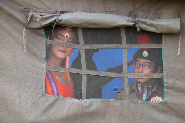 Members of the National Cadet Corps (NCC) look out from a tent as they wait to take part in the celebrations marking the 69th anniversary of the creation of the NCC, in Kolkata, India on November 26, 2017. (Photo by Rupak De Chowdhuri/Reuters)