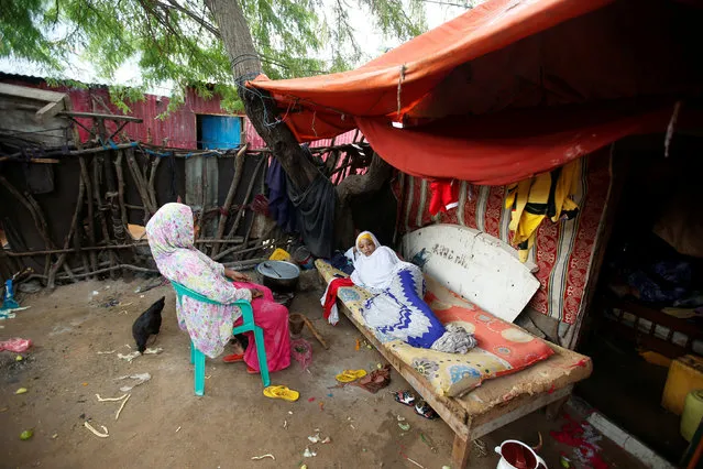Newly married Huda Omar (R) rests with her sister-in-law at their family home in Mogadishu's Rajo camp, Somali August 30, 2016. (Photo by Feisal Omar/Reuters)