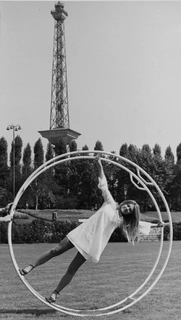 Danish singer - actress Gitte Haenning tries out a training hoop in front of the “Funkturm” in West Berlin, Germany on August 24, 1967. Gitte is taking part in the “Gala Evening of Recording Stars” which will be shown on August 26, 1967 as a color television program celebrating the 25th Great German Radio Exhibition opening on August 25, 1967. (Photo by Edwin Reichert/AP Photo)