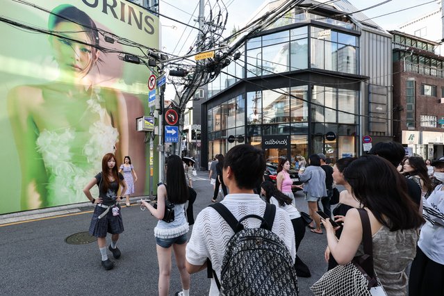 On the afternoon of the July 12, 2025, on Garosu-gil in Sinsa-dong, Gangnam-gu, Seoul. Foreign tourists are taking pictures in front of a large advertisement of Blackpink's Jennie hanging on the exterior wall of the perfume brand Tamburins flagship store. (Photo by Go Woon-ho)