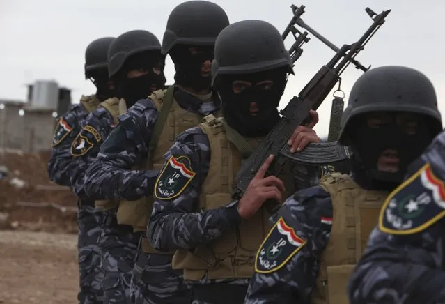 Members of the Iraqi security forces take part in training, as they prepare to fight against militants of the Islamic State, at a training camp on the outskirts of Mosul January 10, 2015. (Photo by Azad Lashkari/Reuters)