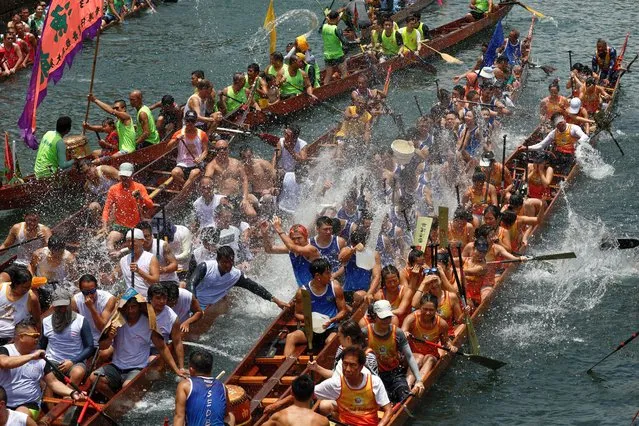Participants splash water during a ceremony in between races during Tung Ng or Dragon Boat Festival at Aberdeen fishing port in Hong Kong, China on June 22, 2023. (Photo by Tyrone Siu/Reuters)