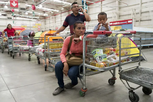 People line up to pay inside a Makro supermarket in Caracas, January 9, 2015. (Photo by Jorge Silva/Reuters)