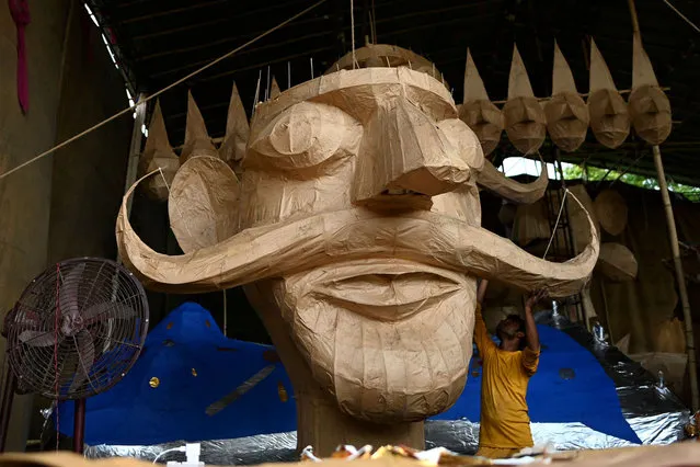 A worker prepares an effigy of mythic demon king Ravana, which is ritualistically burned on the day of the Hindu festival of Dussehra, at a workshop in New Delhi on September 25, 2022. (Photo by Sajjad Hussain/AFP Photo)