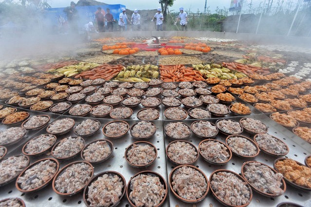 Food dishes are seen on a giant steamer for an event at in Xiantao in Hubei province, China on April 28, 2019. (Photo by Reuters/China Stringer Network)