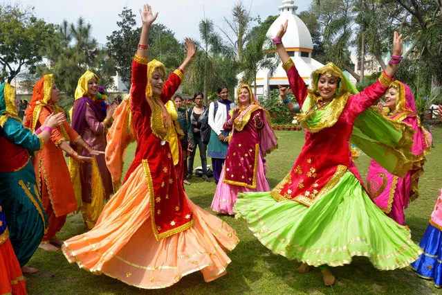 Young Indian women wear traditional Punjabi dress as they perform the “Giddha” dance during celebrations on the occasion of an International Women' s Day function in Amritsar on March 8, 2017. (Photo by Narinder Nanu/AFP Photo)
