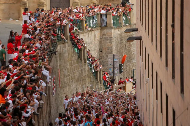 Runners participate in the traditional singing before the running of the bulls, during the San Fermin festival in Pamplona, Spain on July 14, 2019. (Photo by Jon Nazca/Reuters)