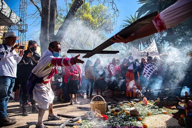 Indigenous people make an offering on the occasion of the death anniversary of Bishop Samuel Ruiz, in the municipality of San Cristobal de la Casas, state of Chiapas, Mexico, 25 January 2022. Hundreds of indigenous Tzeltal, Choles, and Tzotzils remembered the Catholic bishop and precursor of Indian theology, Samuel Ruiz, after 11 years of his death, with a pilgrimage and a mass to ratify that among the original peoples of Chiapas his teachings still persist. (Photo by Carlos Lopez/EPA/EFE)