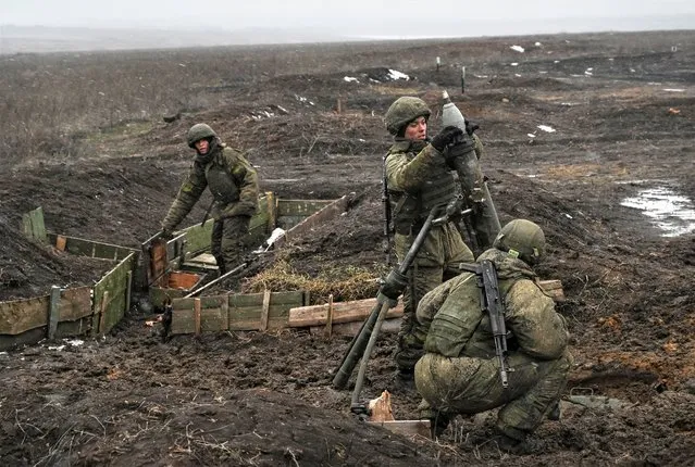 Russian army service members prepare to fire a mortar shell during drills at the Kuzminsky range in the southern Rostov region, Russia on January 21, 2022. (Photo by Sergey Pivovarov/Reuters)