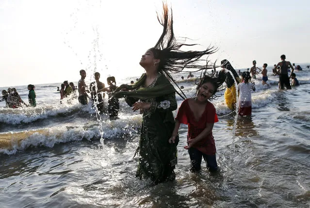 People play on a beach along the Arabian Sea on a hot summer day in Mumbai, India, April 29, 2016. (Photo by Danish Siddiqui/Reuters)