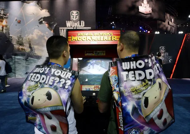 Attendees play a classic video game, "Michael Jackson's Moonwalker", based on the 1988 film about Michael Jackson, "Moonwalker", at the 2014 Electronic Entertainment Expo, known as E3, in Los Angeles, June 10, 2014.  REUTERS/Kevork Djansezian