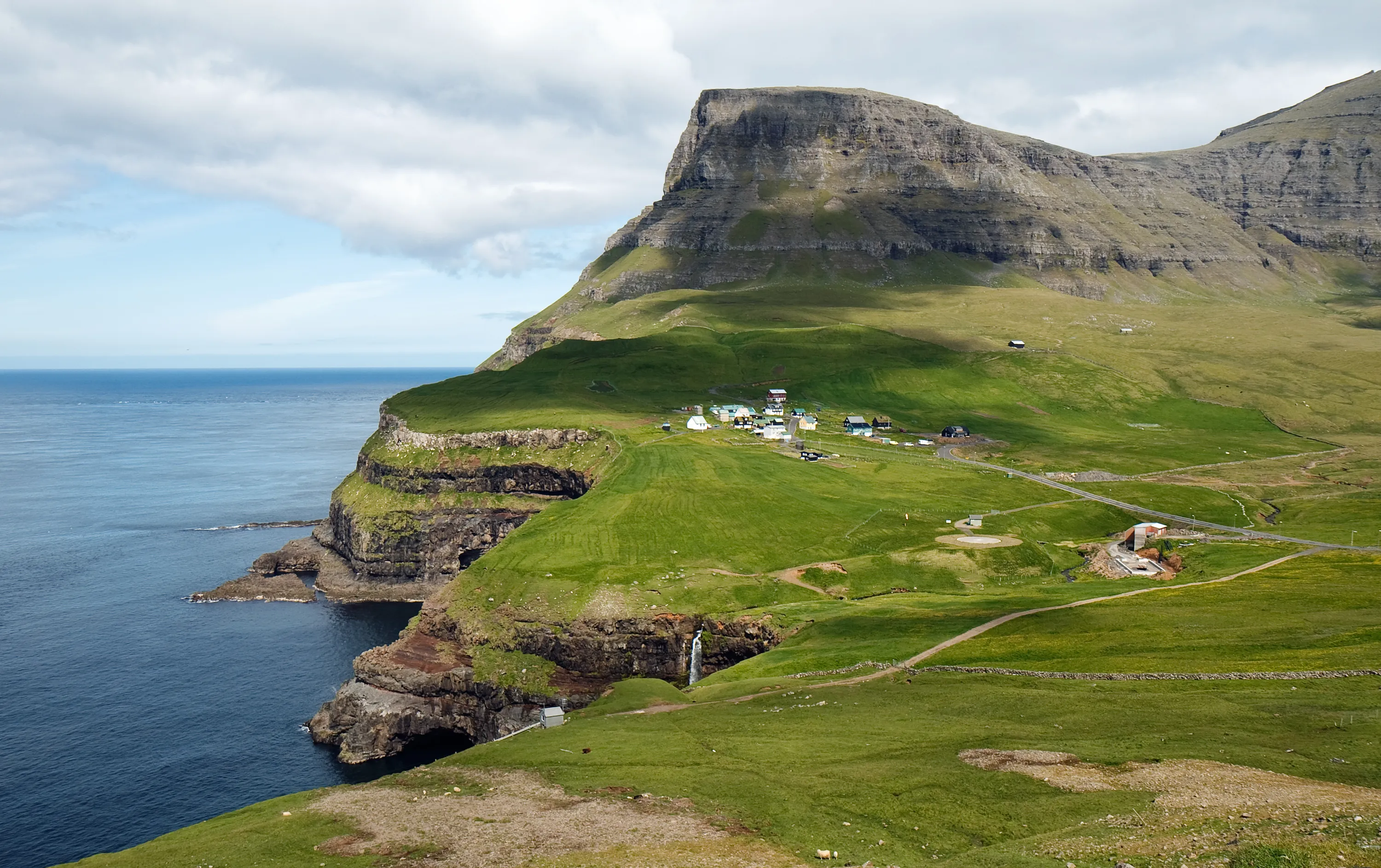Кому принадлежат фарерские острова. Деревня Гасадалур, Фарерские острова. Вагар Фарерские острова. Остров Вагар Фарерские острова.
