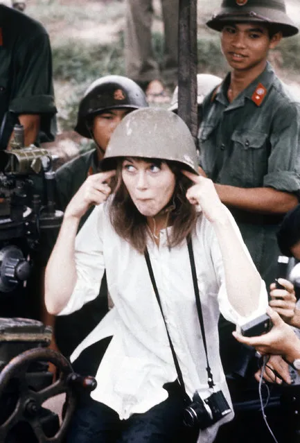 Jane Fonda, visits anti-aircraft gun position near Hanoi, Vietnam, July 1, 1972. (Photo by AP Photo)
