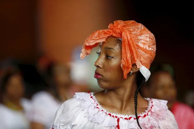 A performer covers her head from the rain with a plastic bag at the Notting Hill Carnival in west London, August 31, 2015. (Photo by Eddie Keogh/Reuters)