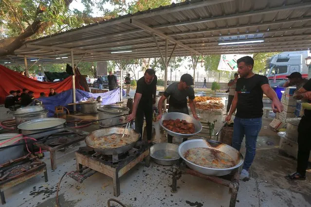 Followers of Shiite cleric Muqtada al-Sadr cook food outside the Iraqi Parliament,, during a sit-in protest, in Baghdad, Iraq, Wednesday, August 3, 2022. The Influential Shiite cleric has told his followers to continue their sit-in inside Iraq's government zone, and called for the dissolution of the parliament and early elections. (Photo by Anmar Khalil/AP Photo)