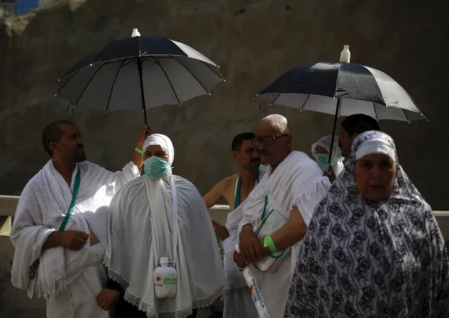 Muslim pilgrims wait for bus ahead of the annual haj pilgrimage in Mecca September 22, 2015. (Photo by Ahmad Masood/Reuters)