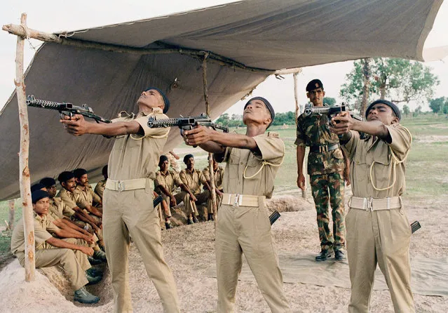 An Indian soldier from the international peace keeping force (IPKF) instructs young Sri Lankan recruits in shooting, part of the training given to the citizen's volunteer force in the North-Eastern Sri Lankan city of Batticaloa, September 28, 1989. (Photo by Barbara Walton/AP Photo)