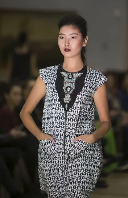A model presents a creation by Kazakhstan's designer Damilya Zhumabek during Kazakhstan Fashion Week in Almaty, Kazakhstan, October 14, 2015. (Photo by Shamil Zhumatov/Reuters)