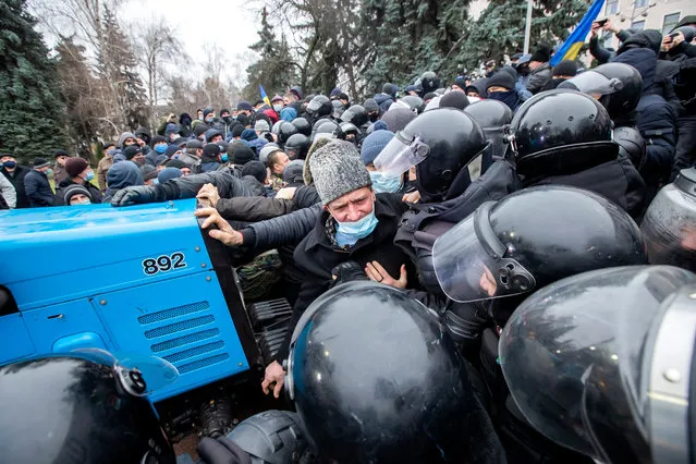 Riot police clash with farmers during their protest in front of Moldova's Parliament in Chisinau, Moldova, 16 December 2020. Farmers demand government and parliament resignation and measures helping fight with effects of the drought in 2020. (Photo by Dumitru Doru/EPA/EFE)