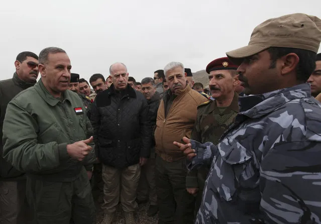 Iraqi Defence Minister Khaled al-Obeidi (L) speaks to members of Iraqi security forces during training, as they prepare to fight against militants of the Islamic State, at a training camp on the outskirts of Mosul January 10, 2015. (Photo by Azad Lashkari/Reuters)