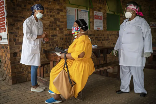 A South African woman is briefed before taking a COVID-19 test at the Ndlovu clinic in Groblersdal , 200 kms north-east of Johannesburg Thursday February 11, 2021. African countries without the coronavirus variant dominant in South Africa should go ahead and use the AstraZeneca COVID-19 vaccine, the Africa Centers for Disease Control and Prevention said Thursday, while the World Health Organization suggested the vaccine even for countries with the variant circulating widely. (Photo by Jerome Delay/AP Photo)