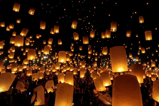 People release floating lanterns during the festival of Yee Peng in the northern capital of Chiang Mai, Thailand November 14, 2016. (Photo by Athit Perawongmetha/Reuters)