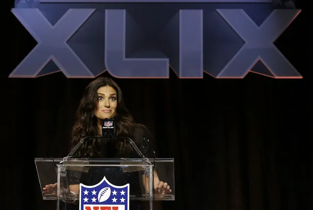Idina Menzel answers questions at a pregame news conference for NFL Super Bowl XLIX football game Thursday, January 29, 2015, in Phoenix. Menzel is scheduled to sing the national anthem. (Photo by Morry Gash/AP Photo)
