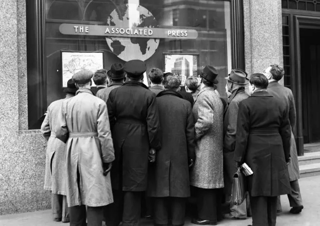 Londoners crowd round the window of the Associated Press bureau in Farringdon Street, London, England on February 6, 1952, to read of the death of King George VI. (Photo by AP Photo)
