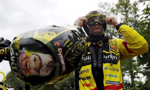 KTM rider Stefan Svitko of Slovakia adjusts his goggles, as a drawing of his daughter Sofia is seen on his helmet, before the start of the Termas de Rio Hondo-Jujuy third stage in the Dakar Rally 2016 in Santiago del Estero province, Argentina, January 5, 2016. (Photo by Marcos Brindicci/Reuters)