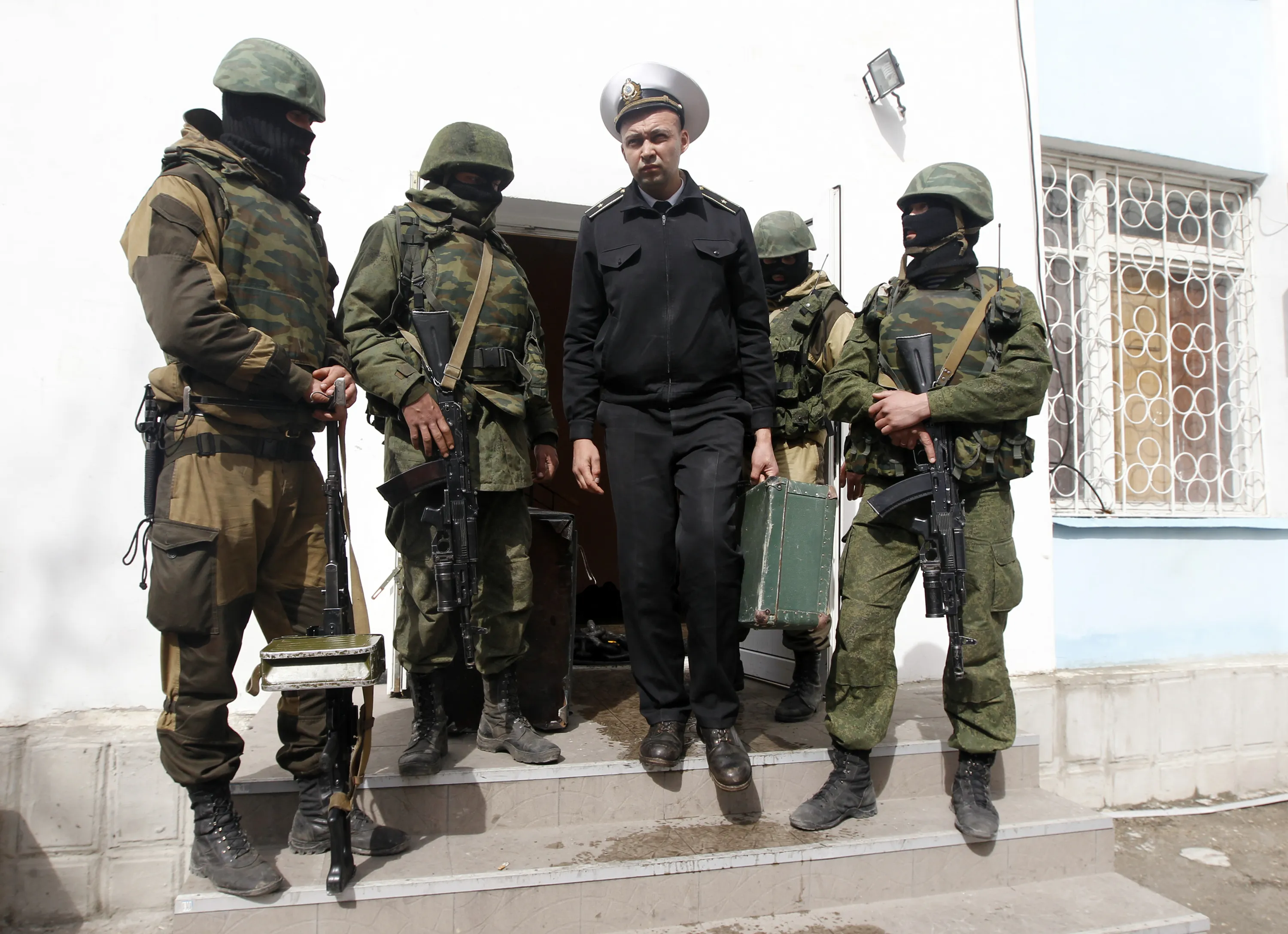 Войска захватили. Украинские солдаты в Крыму 2014. Зелёные человечки в Крыму 2014. Вежливые люди 2014 Севастополь. Вежливые люди в Севастополе 2014 год.