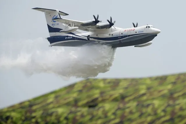 An AG600 drops a payload of water during a performance for the 13th China International Aviation and Aerospace Exhibition, also known as Airshow China 2021, on Tuesday, September 28, 2021 in Zhuhai in southern China's Guangdong province. (Photo by Ng Han Guan/AP Photo)