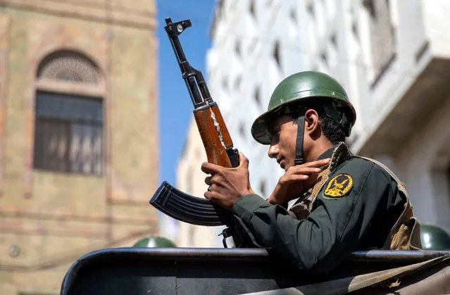 Yemeni security forces patrol the area where UN special envoy for Yemen was holding a meeting with local officials in Yemen's third city of Taez on November 8, 2021. The United Nations envoy called last month for an “inclusive political settlement” to end the Yemeni conflict, as he wrapped up his first visit to the war-torn country. (Photo by Ahmad Al-Basha/AFP Photo)