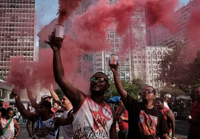 Supporters of Brazil’s Workers' Party (PT) demonstrate in support of President Dilma Rousseff and former President Luiz Inacio Lula da Silva in Rio de Janeiro, Brazil, on March 31, 2016. Brazil's Supreme Court on Thursday removed a politically explosive case against former president Luiz Lula Inacio da Silva from a crusading corruption judge. Judges voted to put Lula's case under the jurisdiction of the Supreme Court and not federal Judge Sergio Moro. (Photo by Yasuyoshi Chiba/AFP Photo)