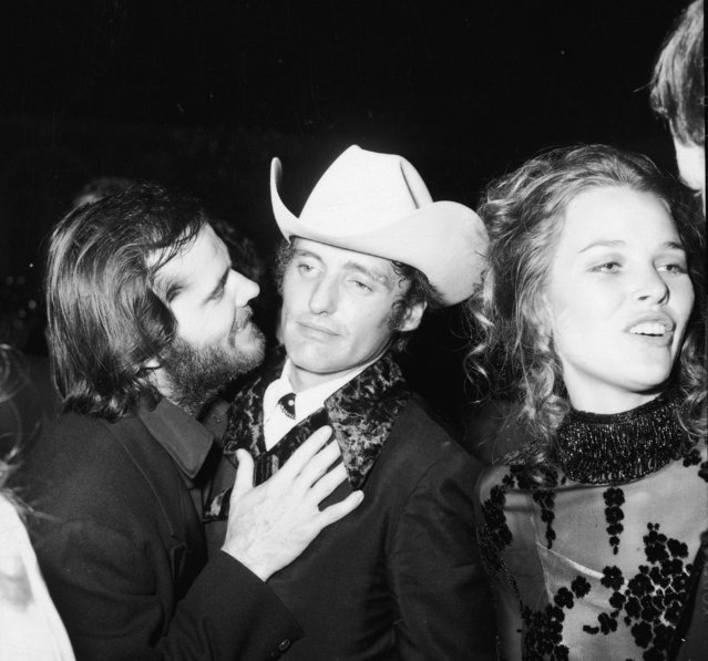 American actors Jack Nicholson and Dennis Hopper talk at an Academy Awards after party, Los Angeles, California, April 1970. Singer Michelle Phillips stands in the foreground. (Photo by Max Miller/Fotos International/Getty Images)