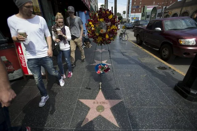 People walk past the star of late blues legend B.B. King on the Walk of Fame in Los Angeles, California May 15, 2015. Blues legend B.B. King, who took his music from rural juke joints to the mainstream and inspired a generation of guitarists from Eric Clapton to Stevie Ray Vaughan, has died in Las Vegas. He was 89. (Photo by Mario Anzuoni/Reuters)