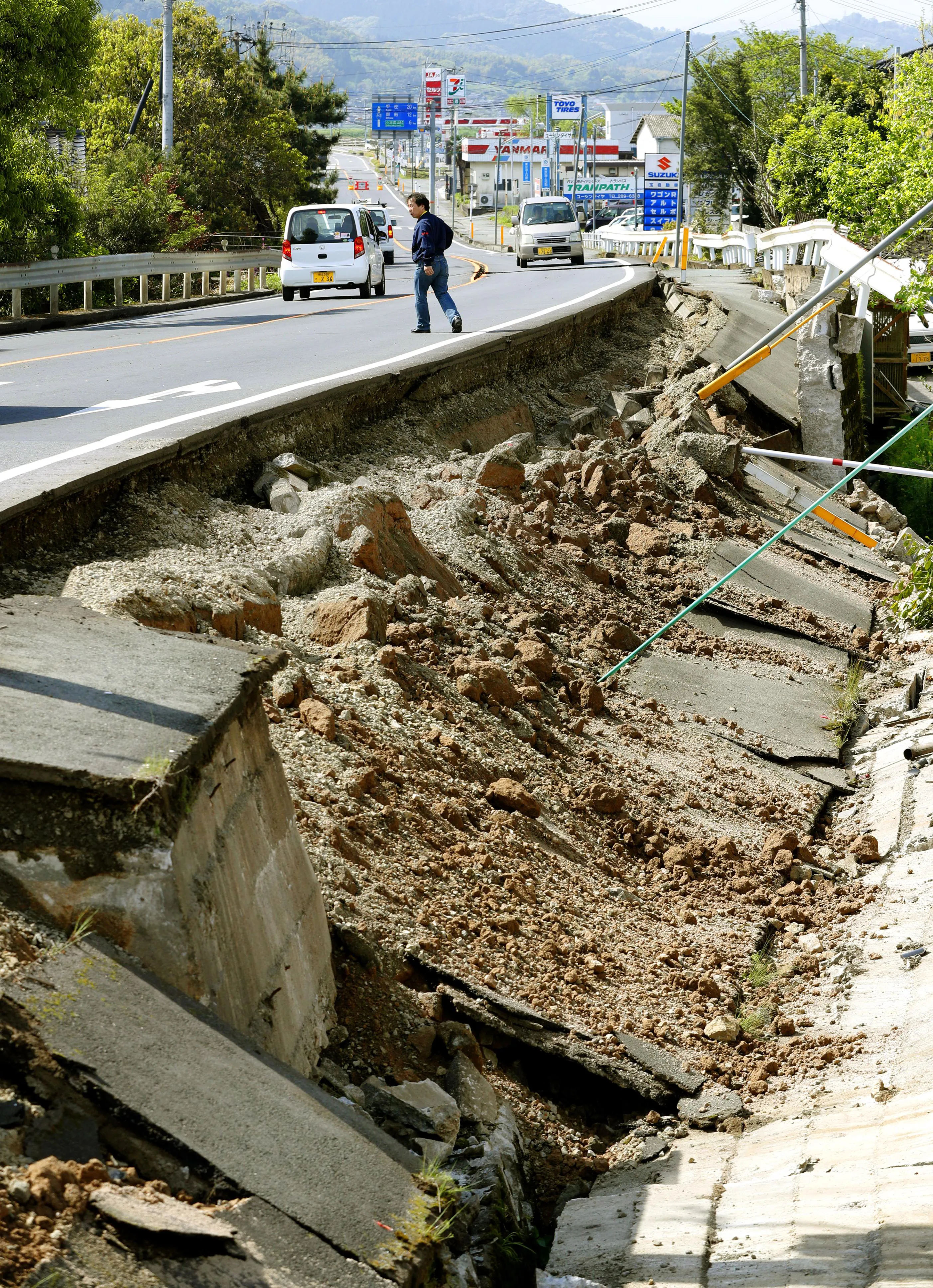 Землетрясение алма. Землетрясение в Кумамото. Землетрясение фото. Локальное землетрясение. Как выглядит землетрясение.