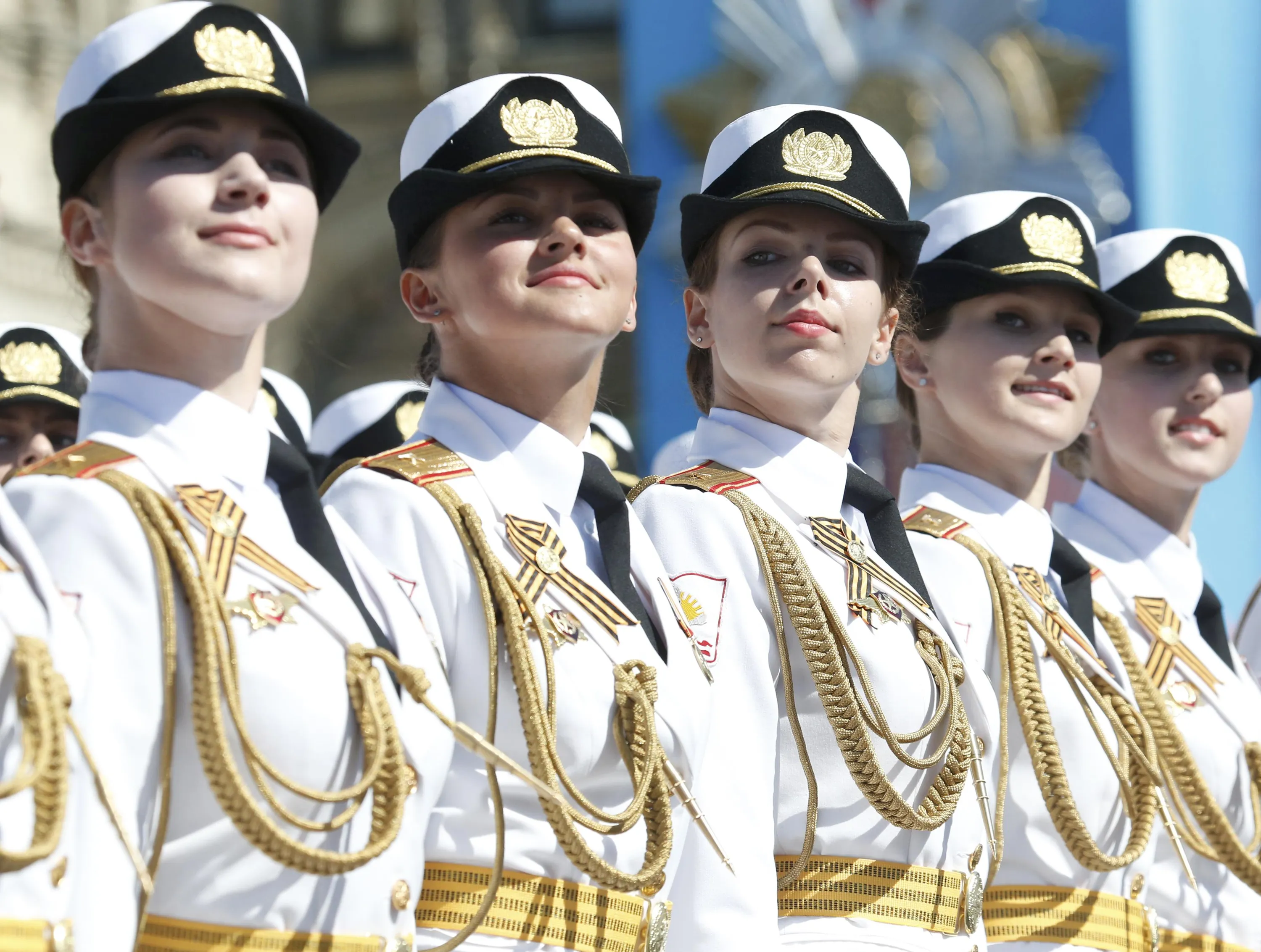 Парад офицеров. Женщины военные на параде. Женская парадная Военная форма. Женщины военнослужащие на параде. Курсантки на параде.