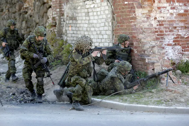 Estonian army soldiers train for urban fighting during the Spring Storm military exercise near the country's eastern border in Rapina, Estonia, May 13, 2016. (Photo by Ints Kalnins/Reuters)
