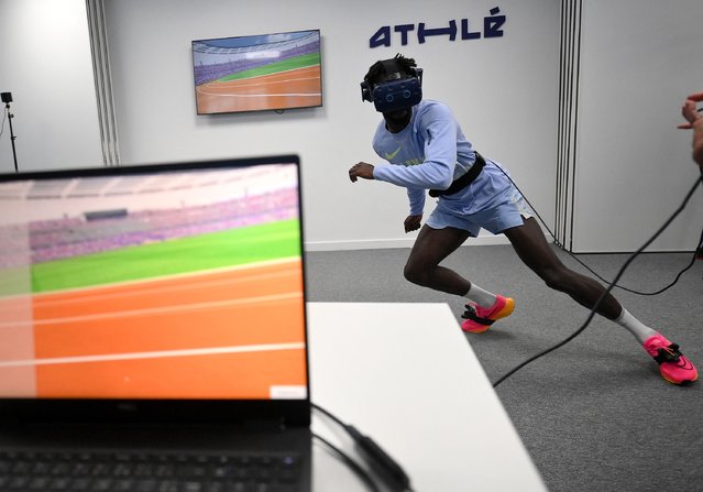 French athlete and member of the French 4x100 m relay team, Ryan Zeze, trains with a virtual reality headset in Paris, on June 1, 2023. “Leave nothing to chance”. In their quest for a medal at the Paris-2024 Olympic Games, the 4x100 m relay runners on the French athletics team are also training in a virtual world, in search of the perfect handover. (Photo by Franck Fife/AFP Photo)