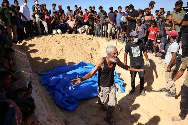 A man reacts as others gather to watch the burial of some of the 88 bodies in a mass grave in Khan Yunis on September 26, 2024, which according to the Palestinian health ministry, entered the Gaza Strip from Israel the day before. (Photo by Bashar Taleb/AFP Photo)