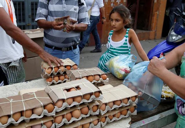 People buy food at a market in Caracas, Venezuela, June 21, 2016. (Photo by Mariana Bazo/Reuters)