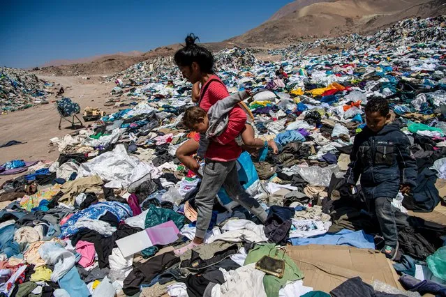Martin Bernetti, “Fast Fashion Contamination”, 2021, Chile. Category: A Climate of Change. The dangerously high environmental cost of fast fashion is impossible to ignore in this image. It shows at least 39,000 tonnes of discarded clothes dumped in Chile’s Atacama desert, equal in weight to about 85,000 grand pianos. (Photo by Martin Bernetti/Earth Photo 2022)