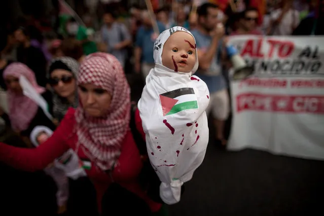 A Pro-Palestinian demonstrator holds a baby toy with the Palestinian flag during a demonstration on July 17, 2014 in Madrid, Spain. (Photo by Pablo Blazquez Dominguez/Getty Images)