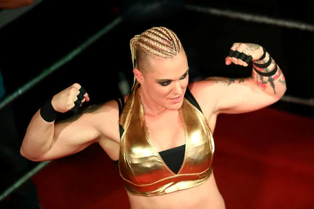 A wrestler displays her muscles as she performs at an all female wrestling event in London. England on August 17, 2017. (Photo by Neil Hall/Reuters)