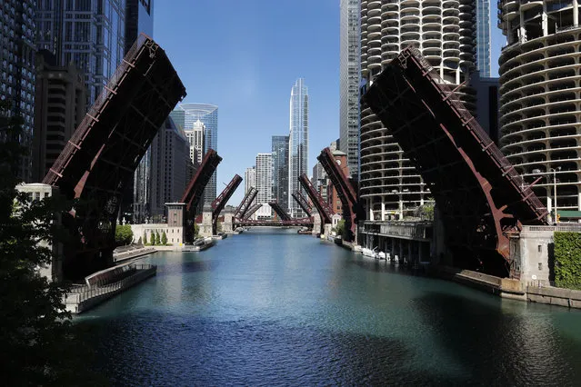 Several street bridges over the Chicago River remain closed early Sunday morning, May 31, 2020 in Chicago, after a night of unrest and protests over the death of George Floyd, a black man who was in police custody in Minneapolis. Floyd died after being restrained by Minneapolis police officers on Memorial Day. (Photo by Charles Rex Arbogast/AP Photo)
