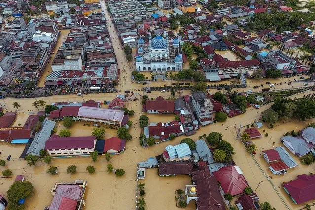This aerial picture shows a flooded area in Lhoksukon, North Aceh on October 6, 2022, due to heavy rain over the past week and breached river embankments. (Photo by Zikri Maulana/AFP Photo)