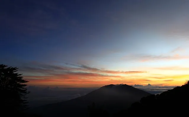 Turrialba volcano is seen during sunrise from San Gerardo de Irazu near Turrialba March 13, 2015. (Photo by Juan Carlos Ulate/Reuters)